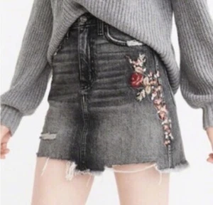 Abercrombie Fitch Skirt Women 25 Black Denim Floral Embroidery Whimsigoth Grunge - Picture 1 of 10