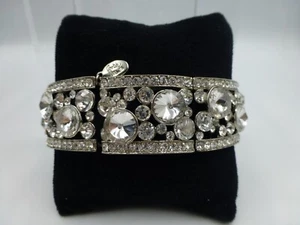 Hermoso Brazalete Elástico Ancho Estrás Transparente Cookie Lee Firmado Tono Plateado - Imagen 1 de 7