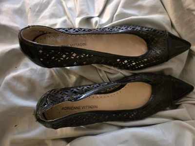 Tacón Adrienne Vittadini negro recortes para mujer talla 6 1/2 M tacón de gatito Foto 1 de 4