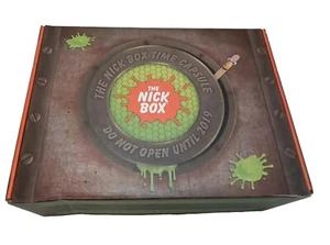 The Nick Boxspring 2019 mit Box und Größe M Shirt Untersetzer Schlüsselanhänger Glas - Bild 1 von 13