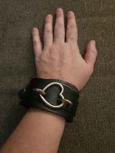 Vintage schwarz Kunstleder Armband Armreif Herz Stahl Bondage Vintage RAR! - Bild 1 von 9