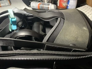 Meta Oculus Quest 1 Virtual Reality Headset with Controllers 64 GB *Read Desc* - Picture 1 of 1