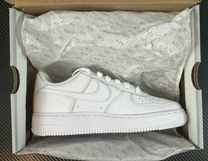 Nike Big Kids 4Y Air Force 1 LE (GS) Triple White Sneakers, stile # FV5951-111 - Foto 1 di 15