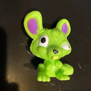 2013 The Ugglys Pet Shop Series 1 CHEESY CHINCHILLA #039 Mini Figure MOOSE TOYS - Picture 1 of 2