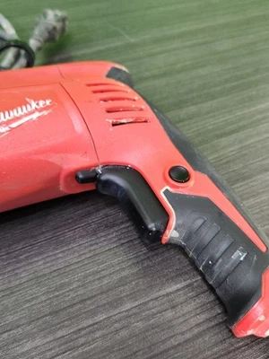 Broca martelo/driver Milwaukee 5376-20 - 8 amp com fio 1/2 pol - Imagem 1 de 4