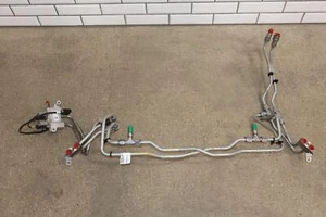 Líneas de suspensión hidráulicas traseras Rivian R1T 22-24 con bloque de válvulas (9 k millas) - Imagen 1 de 24