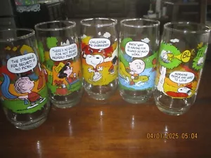 Set completo di 5 bicchieri vintage RARI McDonalds 1950-1971 Peanuts Camp Snoopy - Foto 1 di 10