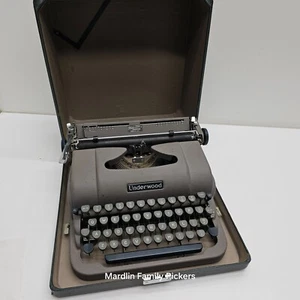 Underwood Finger-Flite Champion Portable Typewriter With Case Vintage Made In US - Picture 1 of 8