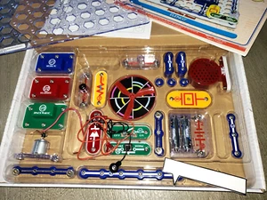 SNAP CIRCUITS JR. BUILD OVER 100 PROJECTS BOYS GIRLS AGES 8 -108 - Bild 1 von 2