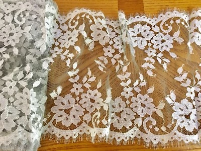 Borde de encaje de pestañas bordado floral beige con malla/costura de salvia/8,5" de ancho  Foto 1 de 4