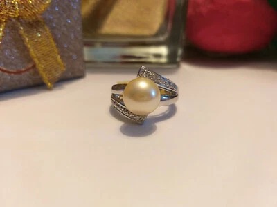 Anello con una Perla di conchiglia e zirconi in Argento 925 trattamento Rodiato - Immagine 1 di 4