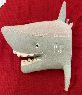 Colgar en la pared con cabeza de tiburón de peluche Pillowfort océano mar guardería sala de juegos decoración Foto 1 de 3