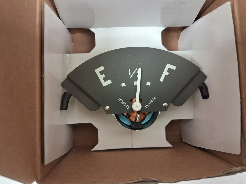 1950-1953 Chevrolet 1952-1953 GMC truck in dash fuel gauge, 6 volt. - Image 1 of 1