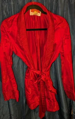 Chaqueta de fumar de satén MCM vintage bata de descanso roja negra china con cinturón. Foto 1 de 4
