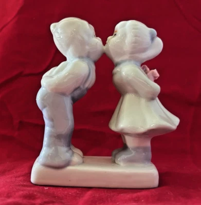 Figura de cerámica vintage besándose niño y niña con flores adorno de pastel Foto 1 de 4