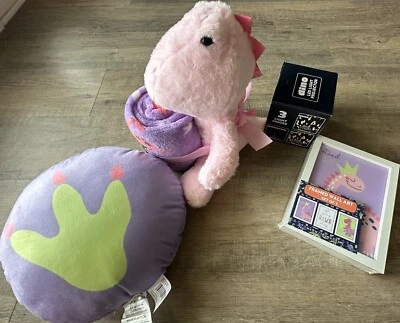 恐龙毛绒带投掷LED灯投影仪带3种灯模式,墙艺术和恐龙枕头 — 第 1/4 张图片