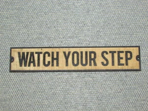 Letrero de madera estilo rústico Watch Your Step - Imagen 1 de 3
