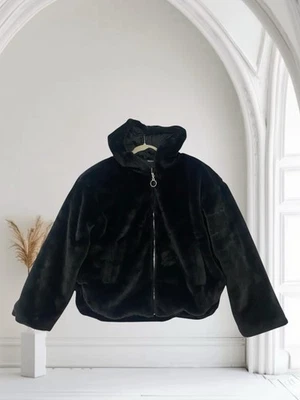 Chaqueta con Capucha Forever 21 Felpa Piel Sintética Talla Mediana Toda Negra Cremallera Completa Foto 1 de 4