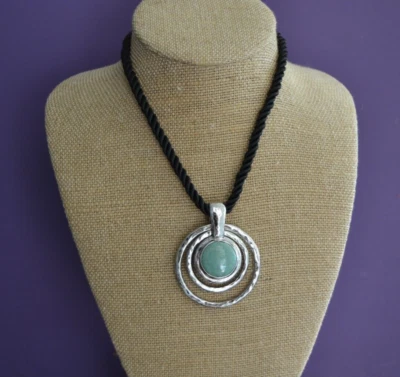 Collar Colgante CHICO'S Sabra REVERSIBLE Tono Plateado Imitación Turquesa y Piedra Negra Foto 1 de 4