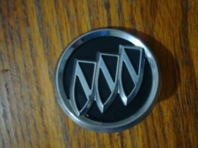 OEM 2003 2004 Buick LeSabre Fender Tri-Shield Emblem Badge 25737019 chrome black - Изображение 1 из 3