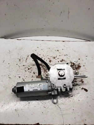 C240      2003 Roof Motor 1404517 - Image 1 of 4