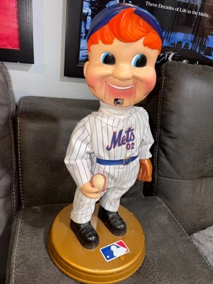 BONECA RARA NEW YORK METS BUDDY BIG LEAGUE TALK 17" AUTOGRAFADA MOOKIE WILSON - Imagem 1 de 4