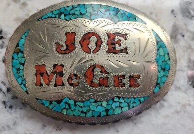 Fivela de cinto de metal vintage feita à mão nome Joe M. turquesa/coral incrustado assinada - Imagem 1 de 4