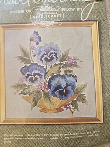 NEU Vintage Elsa Williams Crewel Stickpackung Schüssel mit blauen Stiefmütterchen Blumen - Bild 1 von 4