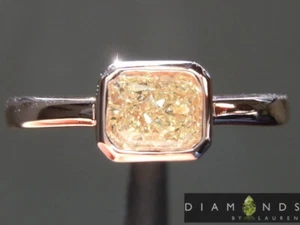 Anillo de diamantes de corte cojín amarillo claro VS2 de 0,65 quilates R8877 diamantes de Lauren - Imagen 1 de 5