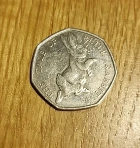 Moneda de 50 peniques The Tale of Peter Rabbit 2017 Beatrix Potter circulada - Imagen 1 de 3