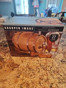 Dispensador de whisky de barril de madera Sharper Image contiene 27 oz líquidas - Nueva caja abierta - Imagen 1 de 7