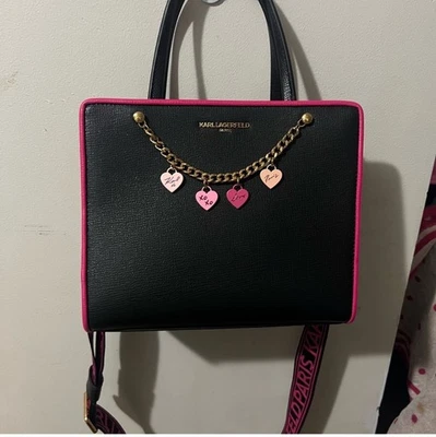 Cartera Bandolera Karl Lagerfeld Negra y Rosa con Dijes Corazón Nueva Con Etiquetas Foto 1 de 4