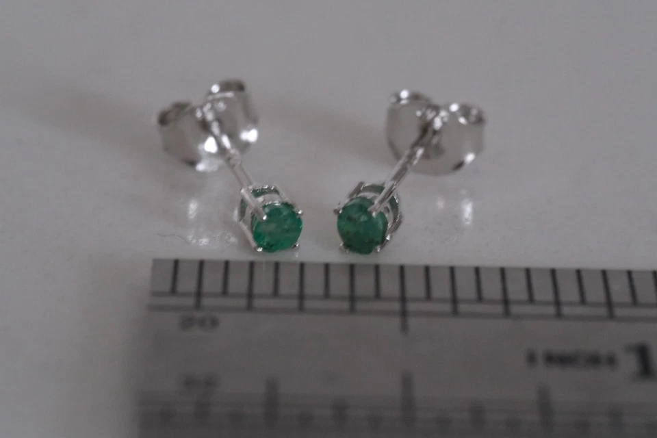 Aretes de platino esmeralda colombiana natural de 2,5 mm Foto 1 de 2