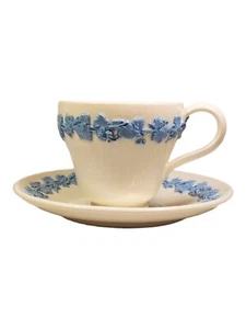 Wedgwood Queens Tasse & Untertasse mit Fuß Set Lavendel auf Cremefarbe (einfarbig) - Bild 1 von 5