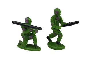 Lote de 2 Figuras Miniatura Militar Verde .75" Soldado Micro Vintage - Imagen 1 de 3