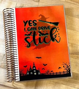 Juego de cubiertas Witch ""Yes I drive Stick"" 4 usos con planificador espiral de bobinas Erin Condren A5 - Imagen 1 de 4