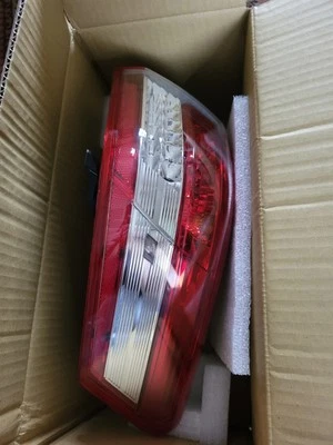 Lanterna traseira externa para Toyota Camry 2010-2011 passageiro direito e esquerdo. - Imagem 1 de 4