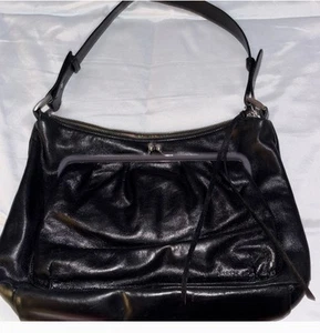 Schwarze Latico Ledertasche vorne Kisslock - Bild 1 von 5
