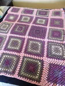 UNUSED VINTAGE STYLE WOOL CROCHET THROW RUG - SIZE 142cm x 113cm PURPLE SHADES - Picture 1 of 2