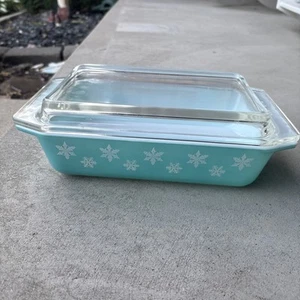 Pyrex Vtg Mcm Blue White Snowflake 2 QT Casserole Dish 575-B Turquoise w Lid - Picture 1 of 8