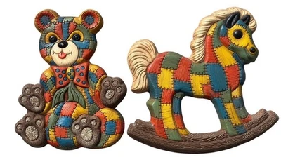 Colgantes de pared de oso de peluche, caballo mecedor de vivero artesanal de espuma de retazos de colección años 70 MCM Foto 1 de 4