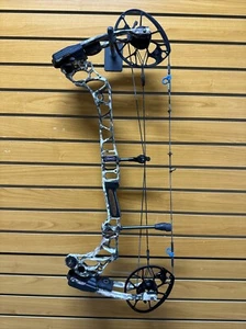 Mathews Triax Compound Bow - RH - 70# Max - Pick Your Mod - Picture 1 of 9