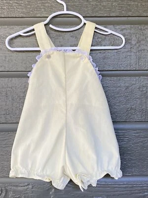 Conjunto mameluco vintage para bebé niña amarillo con ribete de encaje blanco Foto 1 de 4