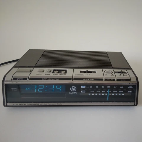 GE 7-4646A Radio Alarm Clock-AM/FM-Vintage 1988-Blue Digits-Tested/Works Cover