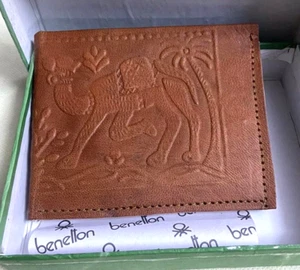 Cartera plegable delgada de cuero original en relieve camel hecha a mano para hombre paquete de 1. - Imagen 1 de 13