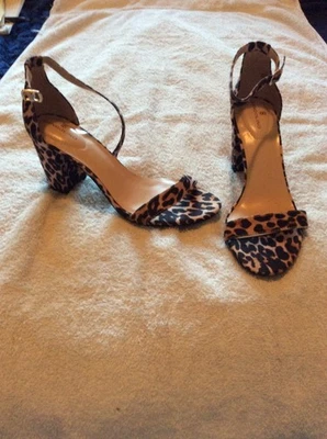Tacones Bandolino con estampado de guepardo talla 8,5 Foto 1 de 2