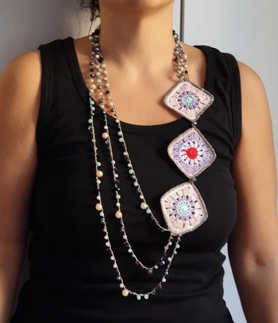 Collana fatta a mano all'uncinetto con mattonelle granny e cristalli a tre fili - Immagine 1 di 2
