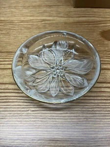 Frosted Poinsettia Lead Crystal Candy Dish Bowl Christmas Glass Gold Tone Rim 5" - Picture 1 of 9