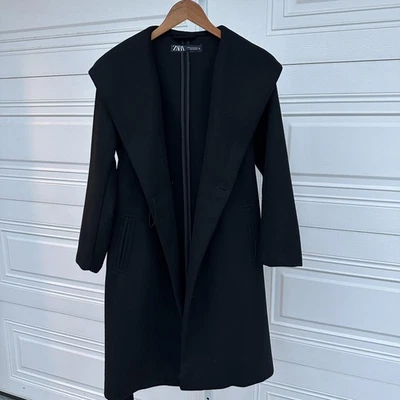 Abrigo de mujer Zara mediano negro con capucha envolvente con cinturón abrigo largo chaqueta Foto 1 de 4