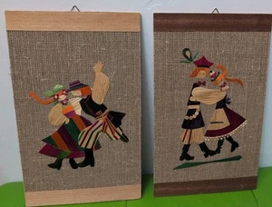 2 Vintage polnische Nazwa Volkskunst Plaketten Holz & Stroh Tänzer POLEN 10,5" x 6,5" - Bild 1 von 6